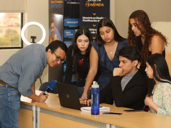 Estudiantes de la carrera de periodismo fueron capacitados en técnicas de verificación para fortalecer sus capacidades digitales y analíticas.