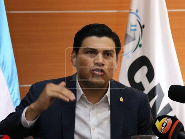 Un juez programó una audiencia de conciliación y ordenó la comparecencia de Marlon Ochoa en Honduras, luego de una querella presentada por Cossette López.