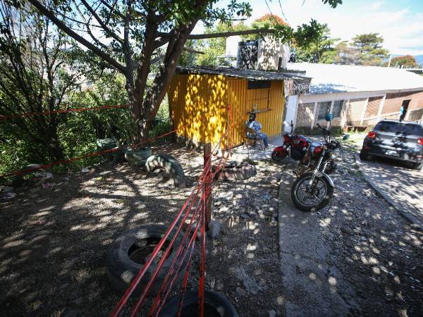 El Centro Integral de Salud de la Centroamérica Oeste presenta grietas y riesgo de deslizamientos asociado principalmente a la inadecuada disposición de la infraestructura sobre un terreno sin obras de contención.