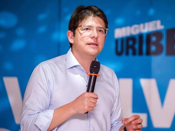 Su fallecimiento fue causado por una hemorragia cerebral que complicó su salud y requirió múltiples intervenciones quirúrgicas.