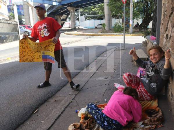 Con su pequeña hija durmiendo en el suelo, Nayely y su esposo siguen recolectando dinero; ahora, para regresar a su país.