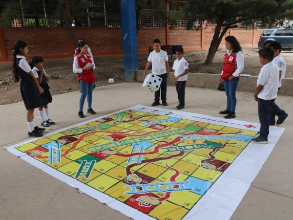 Los niños del CEB Centroamérica Este juegan y aprenden con capacitadores de la Cruz Roja Hondureña