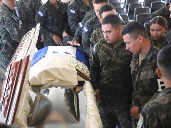 “Su sacrificio no será olvidado”, inicia el mensaje dedicado por las Fuerzas Armadas tras la muerte de Álvaro Fabricio Colindres Artíca, quien falleció cumpliendo su deber con Honduras. Así fue la despedida.
