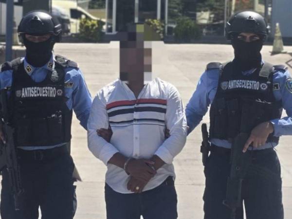 Un equipo de la Unidad Nacional Antisecuestros, en conjunto con personal de la Dirección Policial de Investigaciones (DPI), capturó a un agente policial en las instalaciones de esta última, ubicadas en la colonia Kennedy de Tegucigalpa.