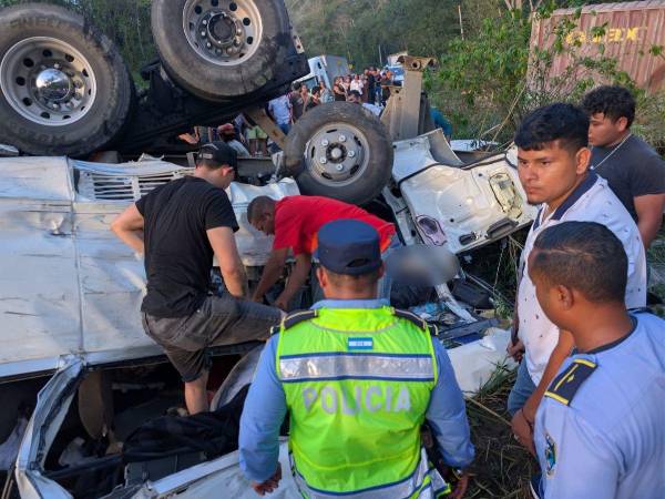 Un fatídico accidente vial registrado a la altura de la Cuesta de Los Limones, en Quimistán, Santa Bárbara, dejó como saldo al menos ocho personas muertas y varias heridas. La colisión de un autobús rapidito y una rastra, que transportaba cianuro en estado sólido deja luto. ¿Hay peligro? A continuación los detalles.