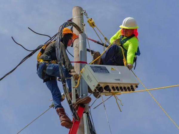 Las reformas a la Ley General de la Industria Eléctrica son uno de los temas del momento, ya que contemplan reorganizar la Empresa Nacional de Energía Eléctrica (ENEE) bajo un modelo de cuatro sociedades: una empresa matriz (holding) y tres empresas subsidiarias independientes para cada eslabón del sector energético.