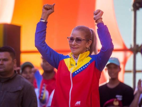 La curul de la diputada Cilia Flores, esposa del presidente Nicolás Maduro y quien fue capturada junto a él durante un ataque de tropas estadounidenses, será ocupado por un clavel rojo hasta que la primera combatiente, como es conocida, esté de vuelta en Venezuela, anunció este martes el Parlamento, de mayoría chavista.