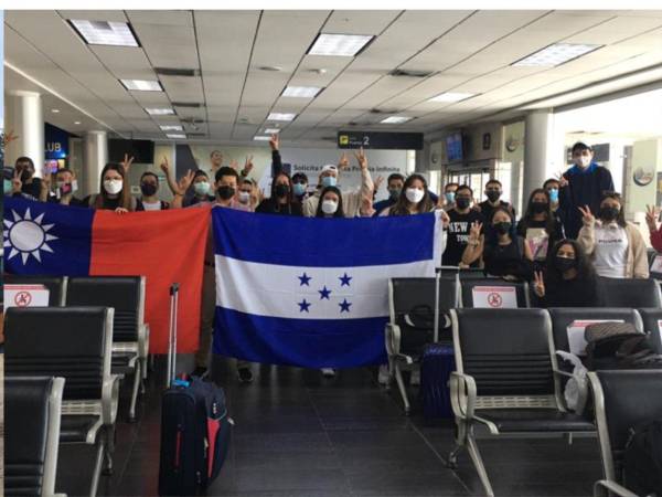 Un grupo de 30 estudiantes hondureños en Taiwán enfrenta riesgo de cancelación de becas tras cinco meses sin pagos.