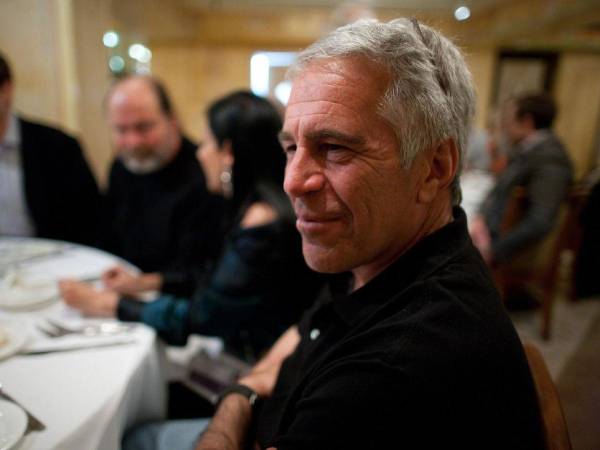 Epstein dijo que un compañero de celda intentó matarle, y el informe de la investigación también recoge el testimonio de un funcionario que afirmó lo mismo.