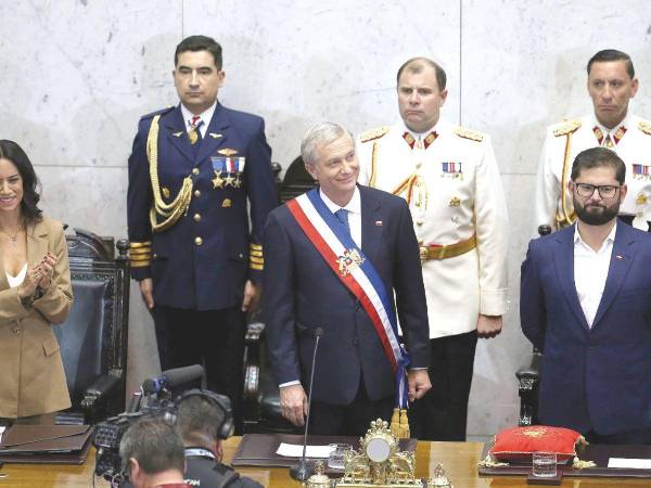 Mando. El izquierdista Gabriel Boric entregó ayer la banda presidencial de Chile al ultraderechista José Antonio Kast, en la continuación del fortalecimiento del proceso democrático de la nación suramericana, un ejemplo vivo para el continente.