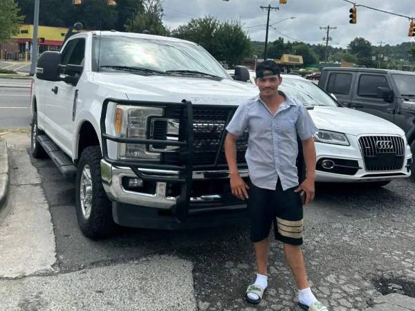 El joven cayó al agua tras perder el equilibrio mientras pescaba con su hermano en Falls Lake; su cuerpo fue hallado horas después.