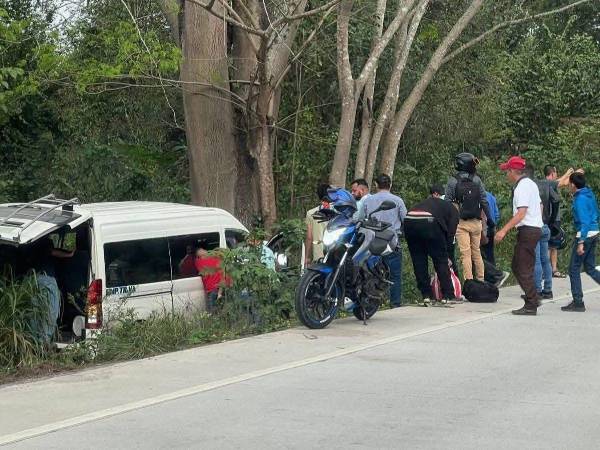 Bus se estrella contra un árbol y deja más de 10 heridos en Quimistán.