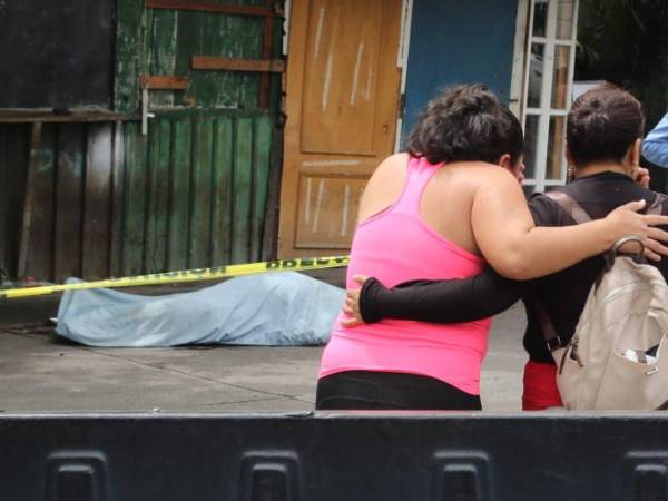 Una nueva víctima vinculada al rubro del transporte fue asesinada la mañana de este martes 9 de septiembre, frente a una escuela y un colegio en la colonia La Rosa de Tegucigalpa.