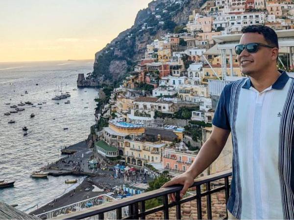 “Dios, sigo contando mis bendiciones”, es una de las frases que Rider Abimael Cálix ha publicado en sus redes sociales. Él es el “funcionario viajero” de Sedesol.