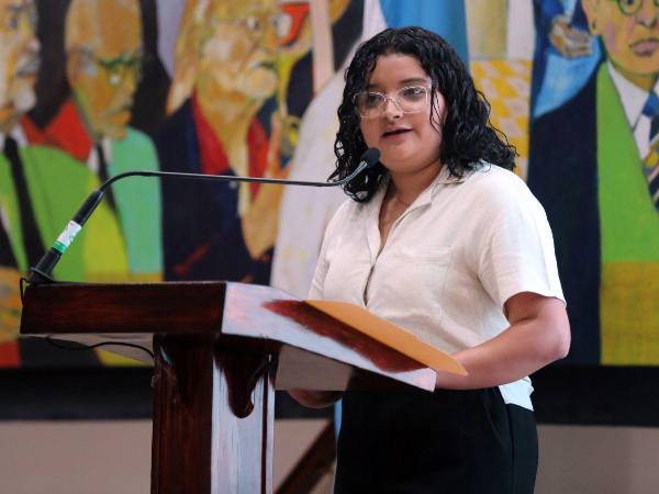 Meyber, originaria de Lempira y parte de la primera generación de niñas y niños lectores de las bibliotecas, fue la invitada de honor del evento.