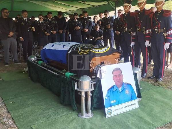 Acompañados de amigos, familiares y compañeros, despidieron a uno de los cinco agentes de la Dirección Policial Anti Maras y Pandillas Contra el Crimen Organizado (Dipampco) asesinados en Corinto, Omoa, Colón.