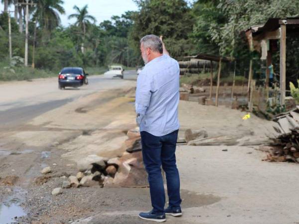 Roberto Contreras muestra las condiciones en que se encuentra la carretera a Jucutuma.