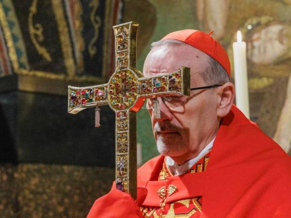 La ceremonia fue limitada a pocos religiosos debido a medidas de seguridad, mientras crecen las críticas internacionales por el veto previo al patriarca latino.