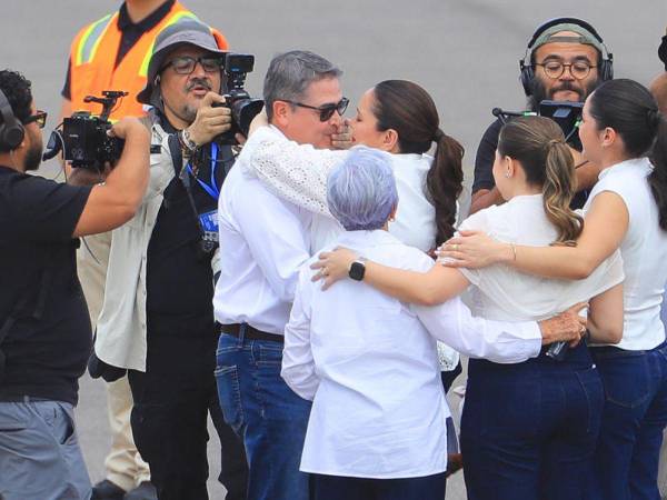 Con un abrazo y un beso de su esposa, Ana García de Hernández, fue recibido Juan Orlando Hernández al regresar a Honduras. El emotivo reencuentro ocurrió este domingo en el Aeropuerto Internacional Palmerola, donde familiares y simpatizantes esperaban la llegada del exmandatario.