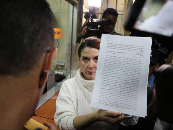 Al rededor de las 11:00 de la mañana la consejera Cossette López se presentó a la CSJ.