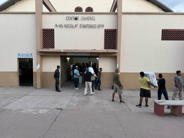 Tras su llegada al principal centro de acopio, las urnas electorales fueron depositadas en el interior del auditorio Nicolas D Antonio, contiguo a la parroquia Santa Gertrudis de la Iglesia Católica, en la ciudad de Juticalpa, Olancho.