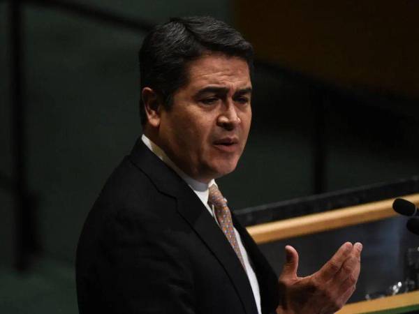 Funcionarios del sistema penitenciario federal de Estados Unidos levantaron la orden de detención migratoria en contra del expresidente hondureño Juan Orlando Hernández poco después de las 11 p.m., lo que permitió su salida inmediata tras recibir un indulto presidencial.