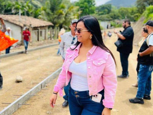 Militantes de Libre se presentaron este martes al Congreso Nacional a exigir la renuncia de la parlamentaria.