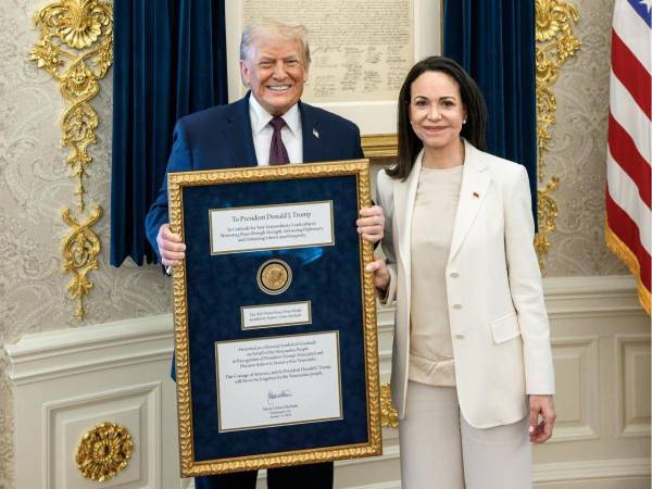 Fue la misma líder opositora venezolana, María Corina Machado, quien entregó la medalla del Premio Nobel de la Paz al presidente de Estados Unidos, Donald Trump, en una reunión en la Casa Blanca, lo que ha abierto una serie de interrogantes sobre el significado y las implicaciones de ese gesto.