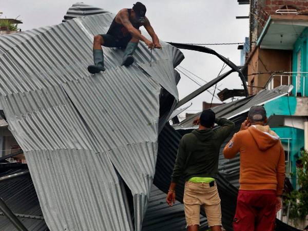 El paso del huracán Melissa por el oriente de Cuba dejó a más de un centenar de personas atrapadas por la crecida de los ríos.