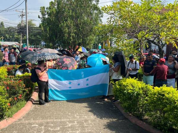 Los manifestantes denunciaron que no han recibido explicaciones claras ni avances concretos sobre el paradero de su dinero.