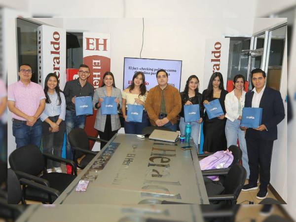 Estudiantes de la UJCV junto al equipo de EL HERALDO Verifica y LA PRENSA Verifica.