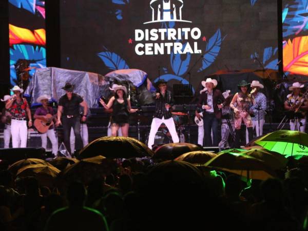 Pese a la lluvia, capitalinos y personas de otras zonas del país disfrutaron con ritmo y alegría de la primera noche del Carnaval de Tegucigalpa 2024, celebra en el bulevar Suyapa este 28 de septiembre.