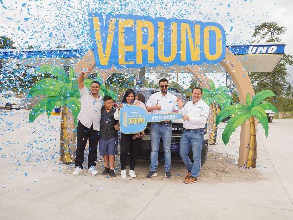 La ganadora del vehículo, Lourdes Ávila, junto a su familia y autoridades de Gasolinera UNO, al recibir su vehículo totalmente nuevo.