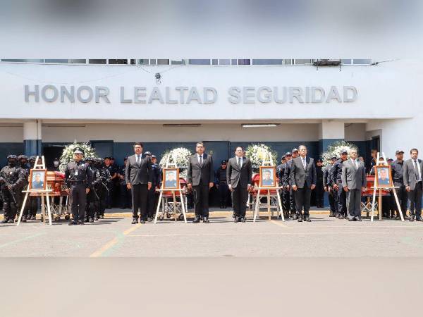 Los cuatro policías que fallecieron en el enfrentamiento fueron enterrados con honores.