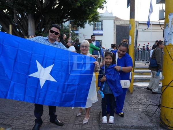 Tras el regreso del Partido Nacional al poder, los nacionalistas llegaron hasta el Congreso Nacional visiblemente emocionados. Rodeando el hemiciclo legislativo, coreaban consignas como “¡Sí se pudo, sí se pudo!”.