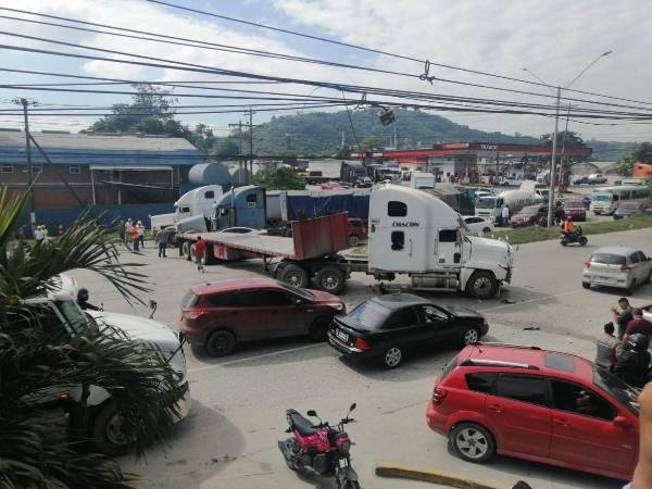 Se recomienda a los conductores tomar rutas alternas para evitar el congestionamiento en la zona afectada.