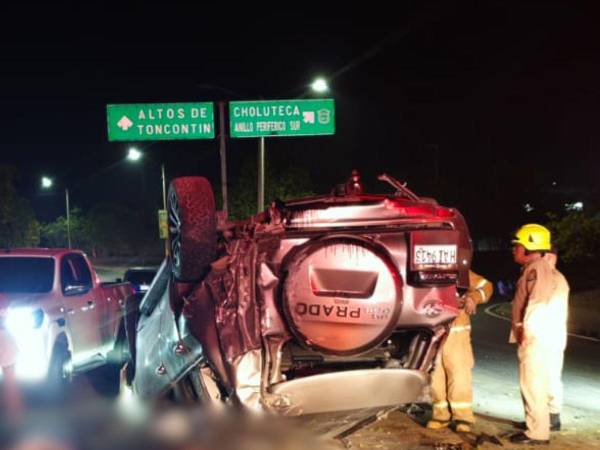 Dos adolescentes perdieron la vida la noche del sábado 9 de mayo, luego de sufrir un aparatoso accidente vehicular en el anillo periférico, a la altura del intercambio que conduce hacia el aeropuerto Toncontín, en Tegucigalpa.