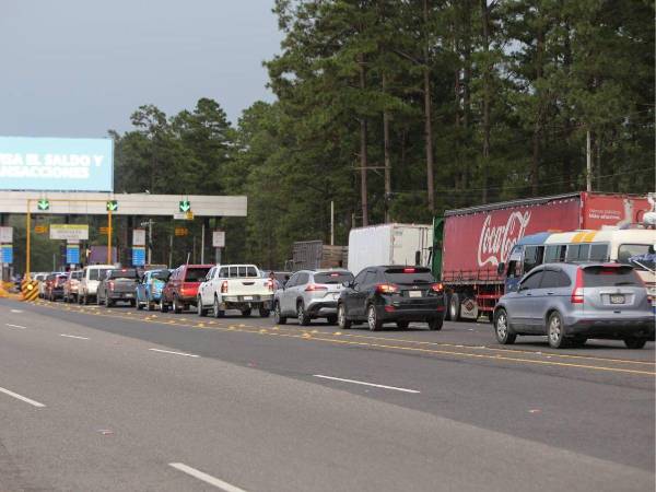 Largas filas de vehículos se registran en la salida al norte de la capital desde este viernes 27 de septiembre.