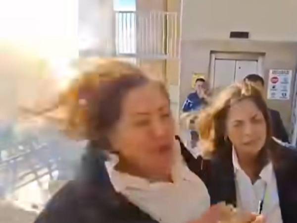 La diputada Gladis Aurora López se encuentra en el hospital tras ser atacada con un artefacto explosivo cuando se disponía a ingresar al Congreso Nacional (CN) la tarde del jueves. Videos muestran el momento justo antes de la tragedia. ¿A quién iba dirigida?