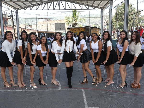 El cuadro de palillonas del Instituto Liceo Heiner Reyes está conformado por 13 estudiantes ejemplares. Dos horas diarias de ensayo, esfuerzo académico y pasión se unen para representar con orgullo a su institución en la fiesta cívica más esperada del año.