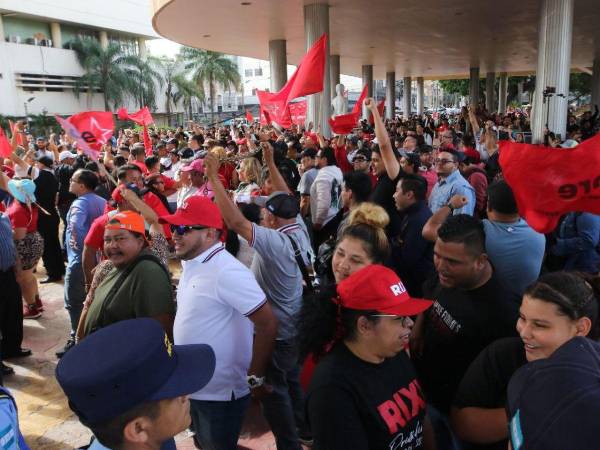 Durante la evacuación, los colectivos se aglomeraron, comenzaron a gritar y elevaron la tensión en el lugar.
