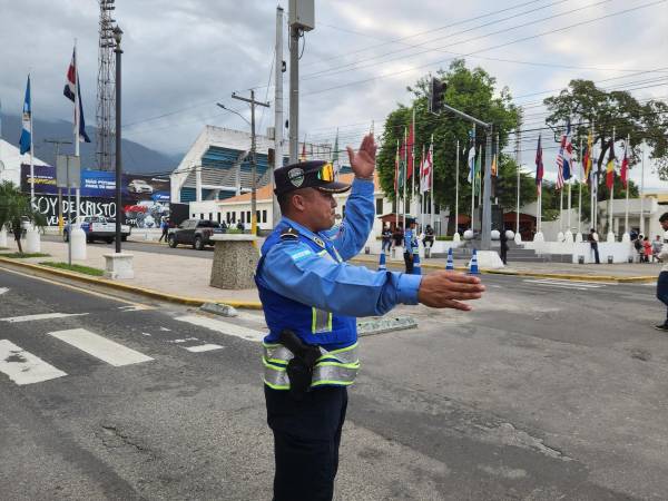 Agente de la Policía de Tránsito dando vía a los vehículos en San Pedro Sula | Fotografía de archivo