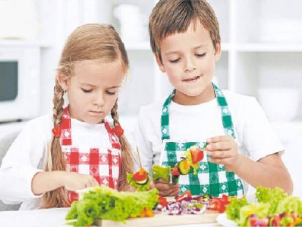 Los niños por naturaleza realizan las tareas de la casa por imitación, por ello es importante enseñar con el ejemplo.