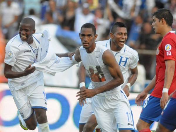 Honduras' Jerry Bengtson celebrates after scoring against Costa Rica at a 2014 World Cup qualifier soccer match in San Pedro Sula, Honduras, Friday, Oct. 11, 2013. (AP Photo/Fernando Antonio)