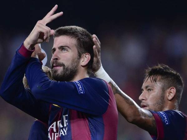 Así festejó Piqué su gol ante el Apoel Nicosia. / AFP