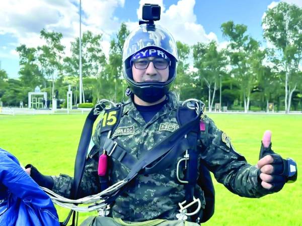 El oficial cayó mal en su aterrizaje en el estadio.