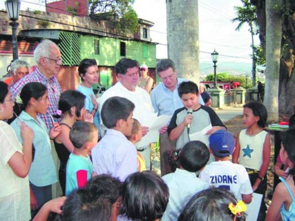 Enrique, Óscar Acosta y Víctor Manuel Ramos oyendo el talento infantil (Fotos: Cortesía Rubén Izaguirre Fiallos)