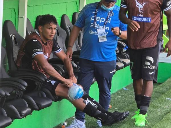 Momento en que Vega está siendo atendido por equipos médicos de Motagua.