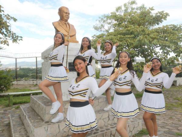 Con pasos impecables, las palillonas del Instituto Alfonso Guillén Zelaya perfeccionan sus coreografías para destacar en los desfiles patrios.