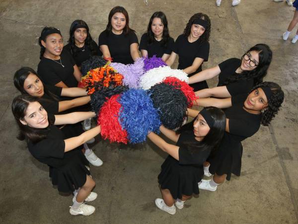Con sus pompones listos y coreografías afinadas, las pomponeras del Instituto Santa Mónica se preparan para rendir homenaje a los 204 años de independencia patria.